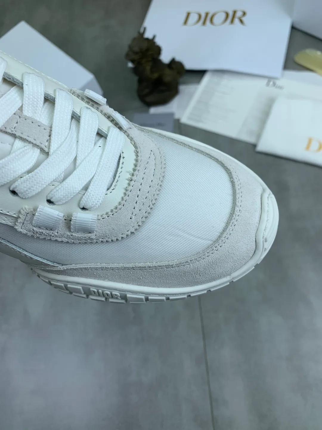 Men's men's shoes P560 new Dior Tech sneakers 2026 early spring series new products, with fashionable details, highlighting retro aesthetics. The light beige anti-suede cow leather upper is spliced ​​with apricot transparent mesh fabric on the side. The upper window edge is adhered with high-frequency flat ironing and back-pressure. It replicates the original craftsmanship, making it beautiful and comfortable without falling off. The interior is made of sheep lining of the same color and is soft and comfortable. The heel and tongue are embellished with the Paris logo. The textured TPU soles with the same color logo. The high-end version is exquisitely packaged with an airplane box, adding to the high-end style. Color: 4️⃣colors available Size: Female 35-41 Male 39-46